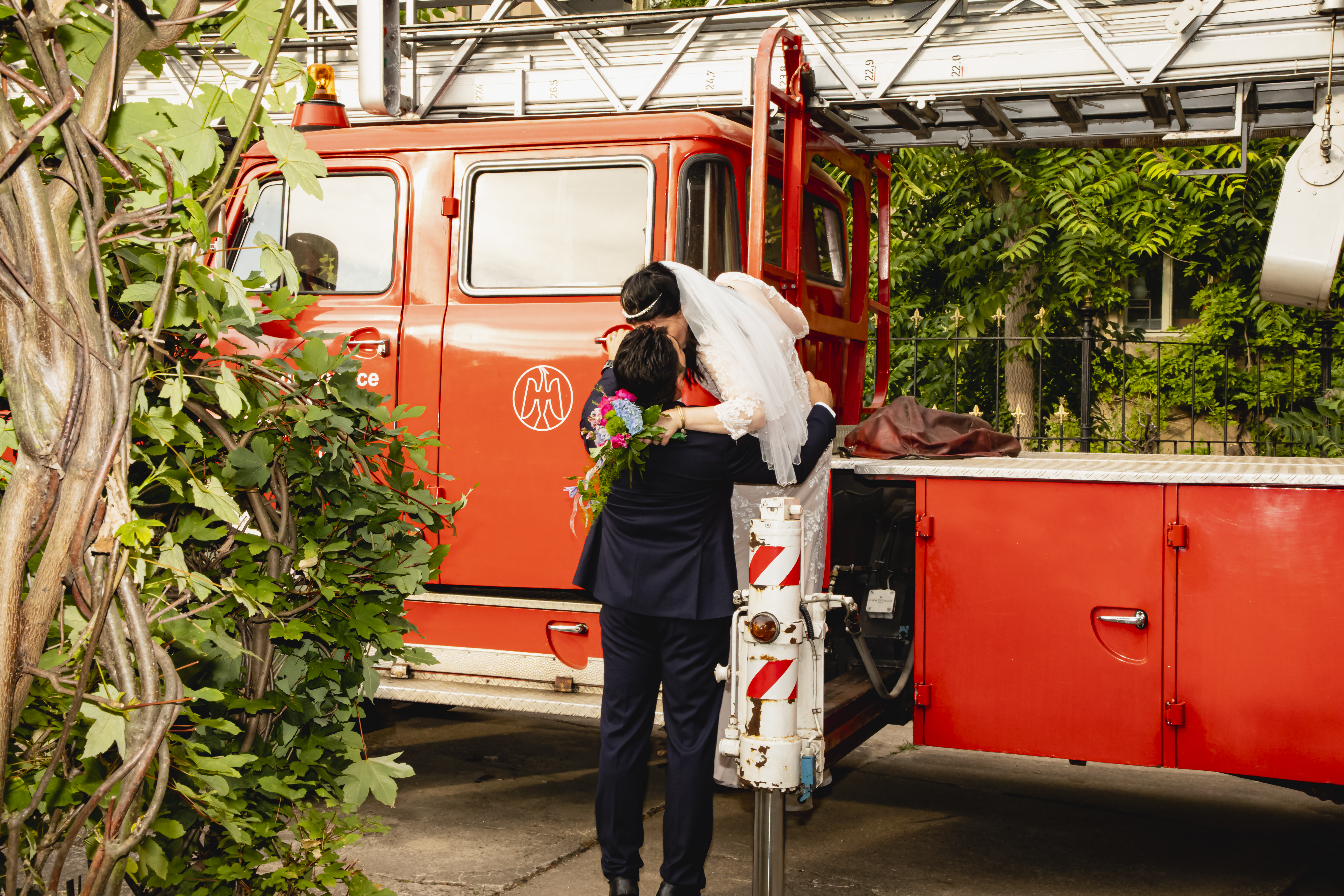 Brautpaar an der Feuerwehrdrehleiter 02